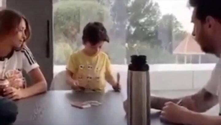 El día que Mateo Messi aprendió a jugar al UNO