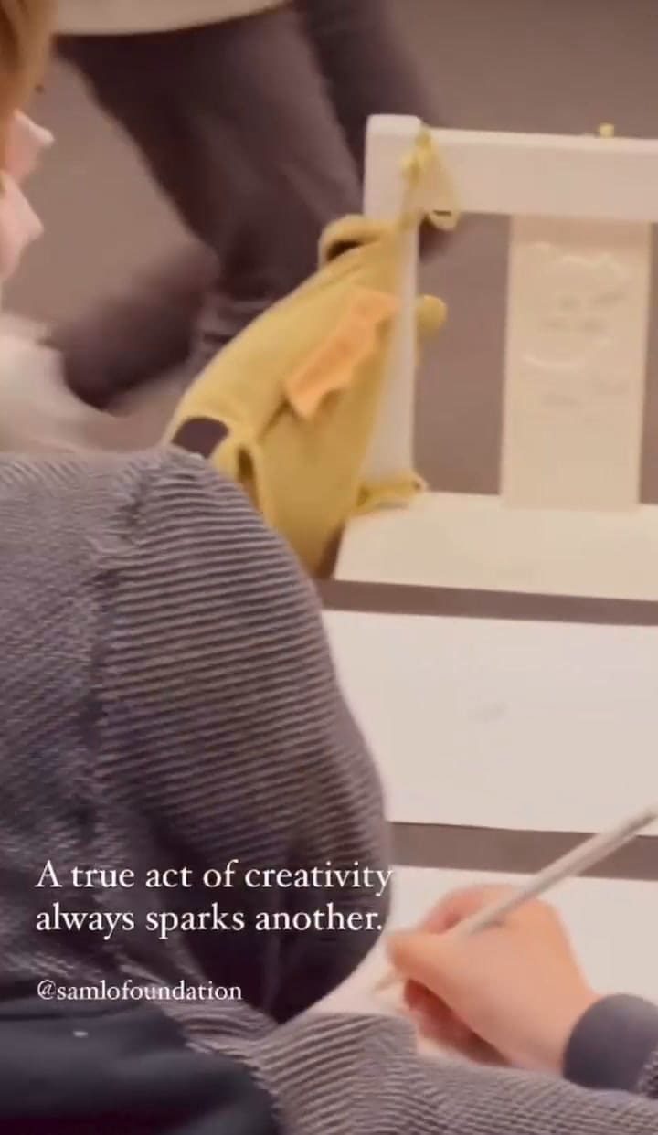 Samlo dibujando con niños ucranianos en un refugio de Polonia