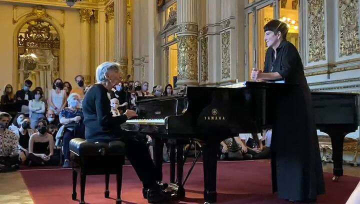 Margarita Fernández en la obra “Existir la vejez” en el Salón Dorado del Teatro Colón