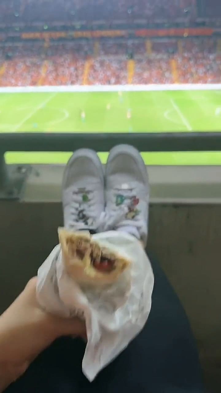 Wanda Nara disfrutó de un Kebab mientras observaba a Mauro Icardi en Galatasaray