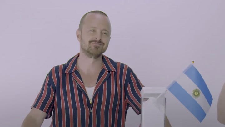 Aaron Paul come panqueques con dulce de leche - Fuente: Twitter CheNetflix