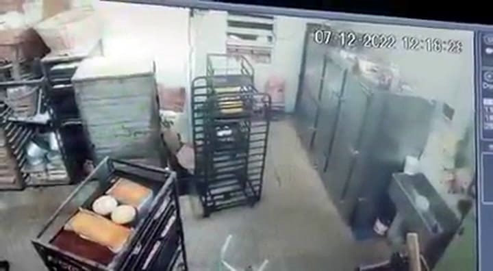 Así fue el momento en que le arrojó grasa hirviendo