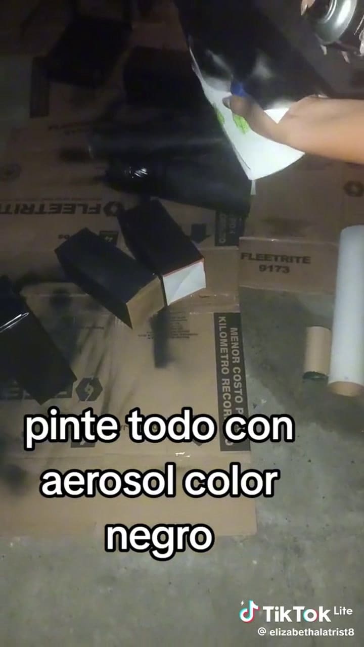 Tutorial para recrear un disfraz skibidi toilet (Tik Tok @elizabethalatrist8)