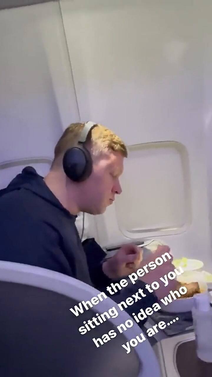 El actor Rainn Wilson captó a un pasajero in fraganti mientras veía The Office