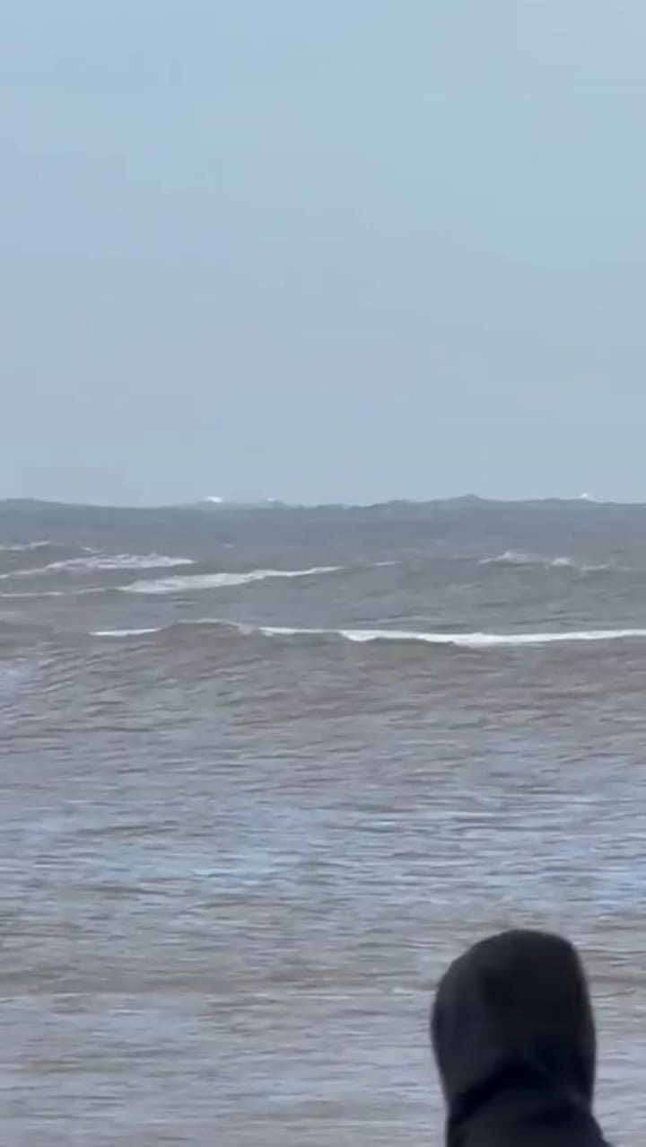 Riesgoso rescate en medio del mar embravecido