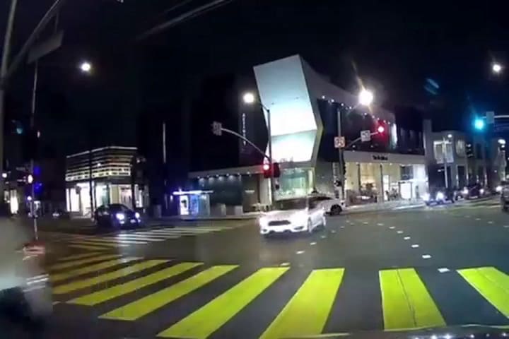 Un auto Waymo atropelló a una heladera autónoma; el choque fue registrado por un Tesla