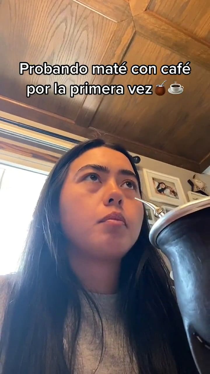 Una tiktoker estadounidense prueba el yerba mate argentino por primera vez