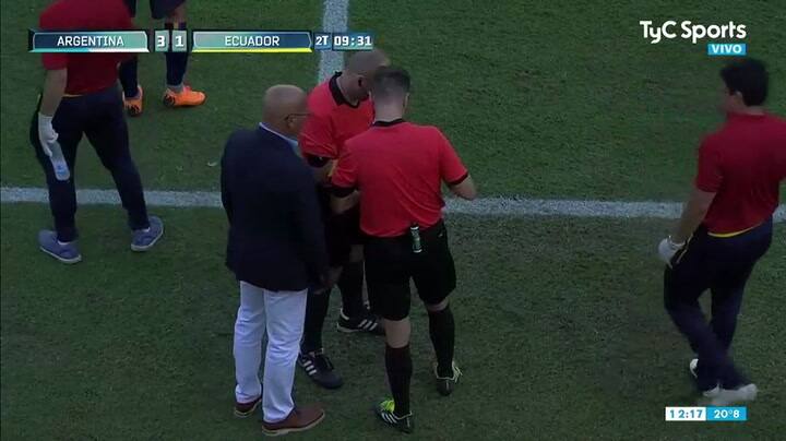 Árbitro se toma el gemelo.Arg-Ecu