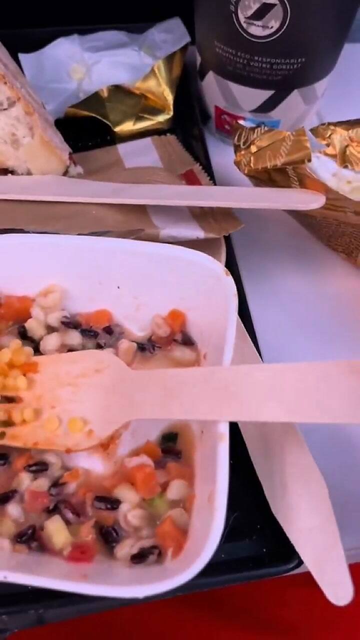 Se quejó por la comida del avión y los usuarios estallaron: 'Sacate first class'