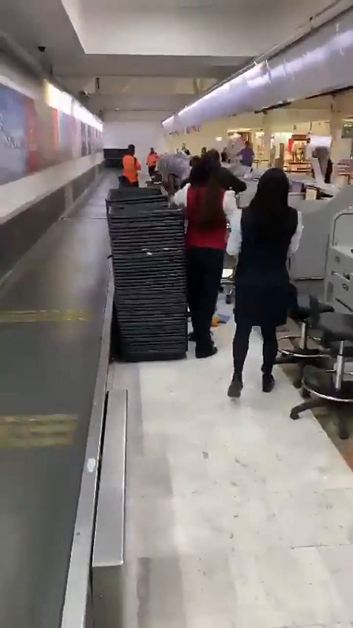 Una mujer perdió el control cuando le negaron el acceso a un vuelo en la Ciudad de México