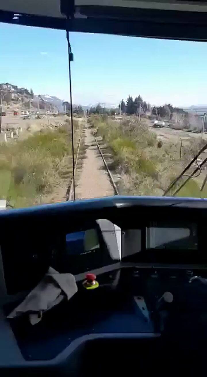 El momento en el que un tren embiste a un camión atmosférico
