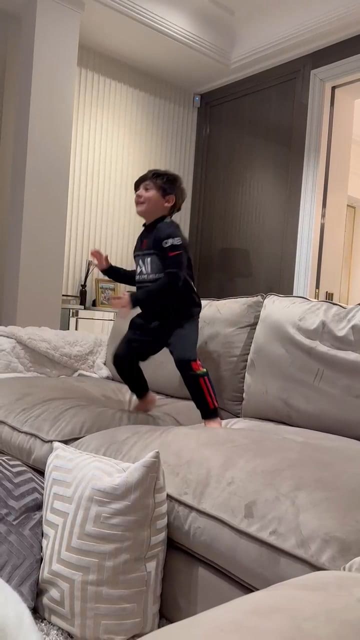 Ciro Messi canta 'Las 3 estrellas en el conjunto'