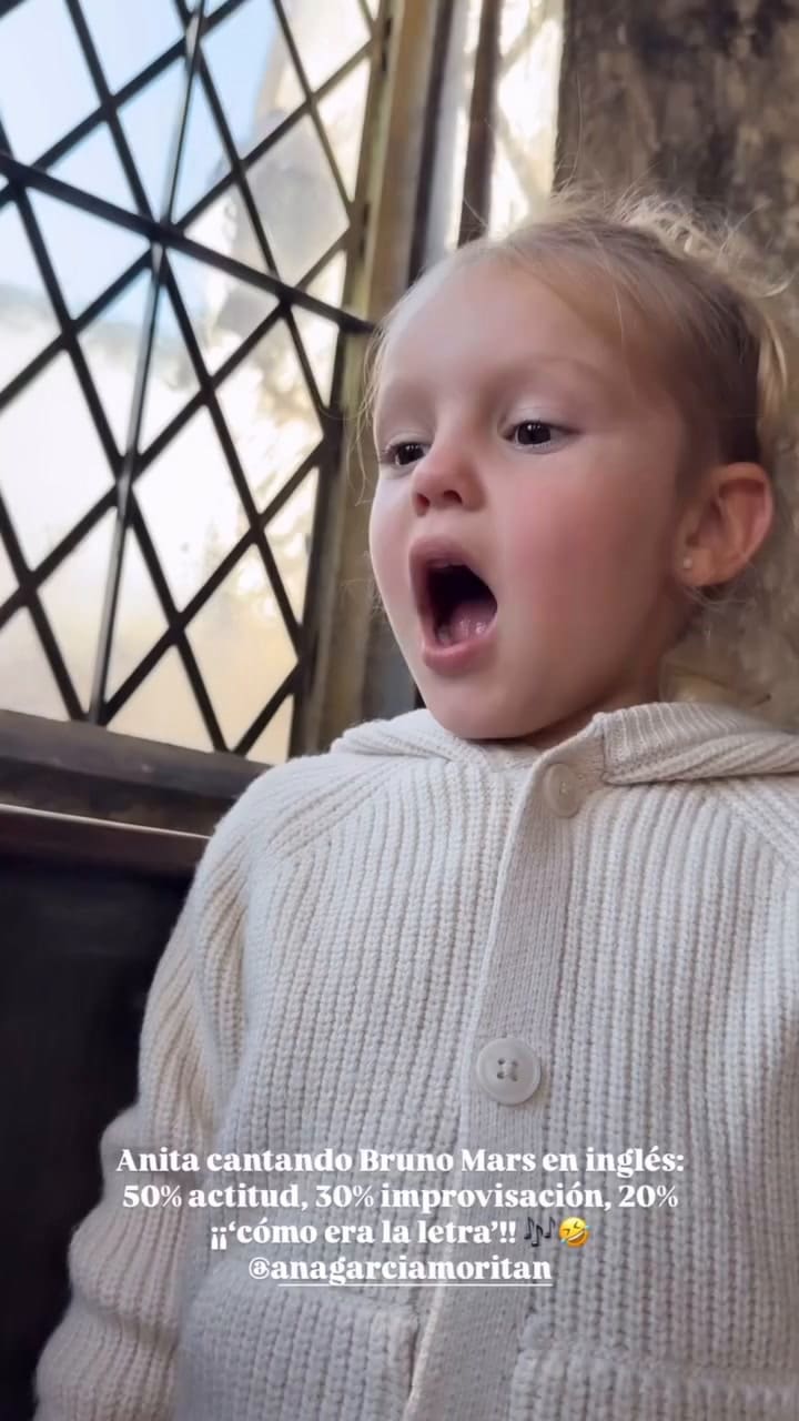 Anita enternece cantando una canción de Bruno Mars en inglés