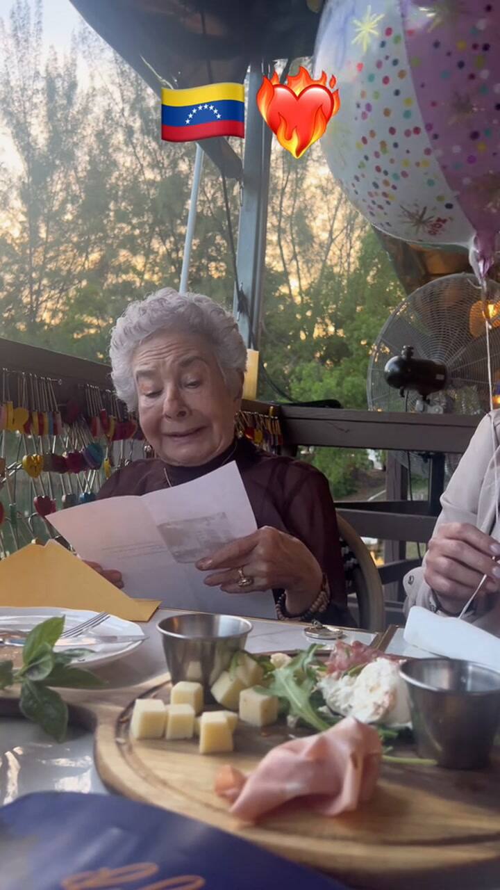 Una mujer venezolana que vive en Miami se emocionó hasta las lágrimas tras el regalo de su hija