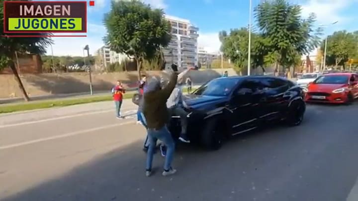 La reacción de Umtiti con un grupo de fanáticos