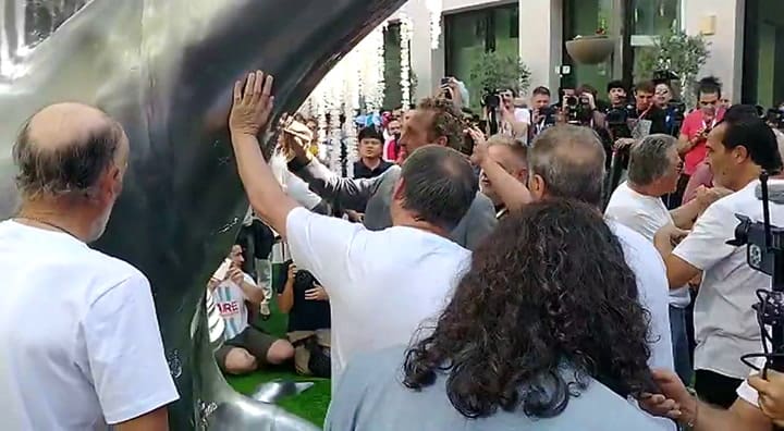 Jugadores firman el árbol homenaje a Maradona