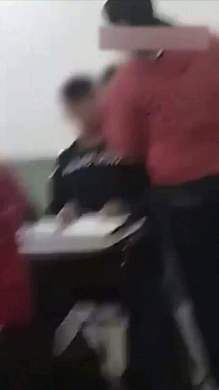 Se pelearon por un sánguche, vino la madre de uno de ellos y le pegó