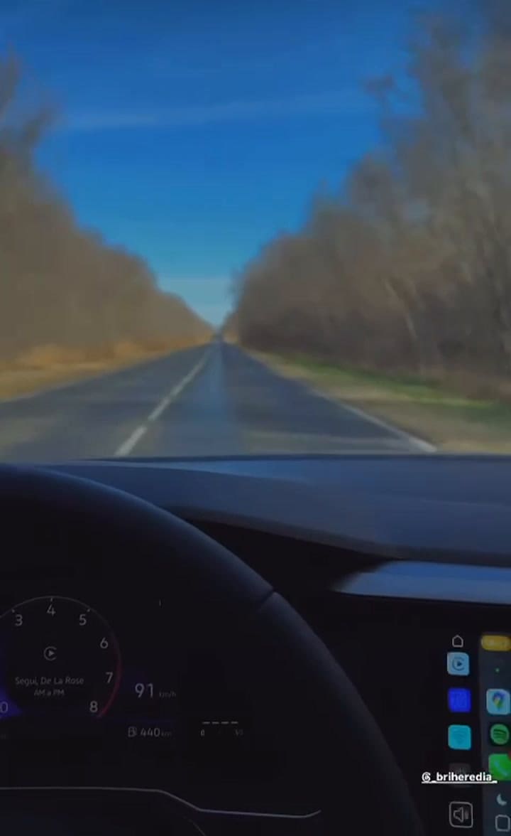 La joven se grabó manejando a alta velocidad