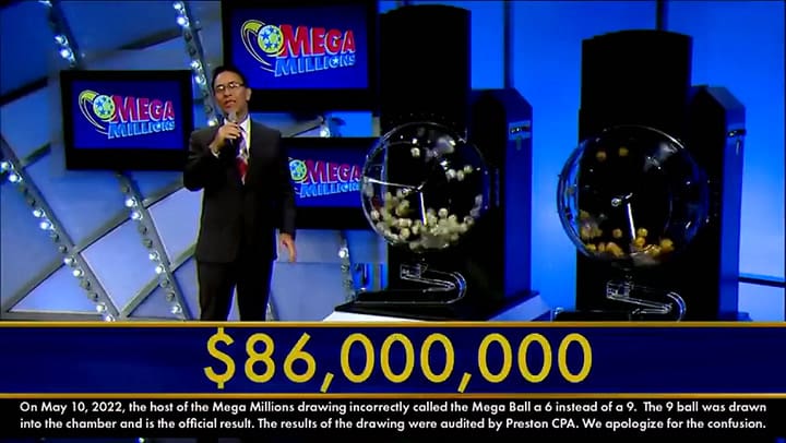 El presentador se equivoca en un sorteo de lotería y confunde a los ganadores
