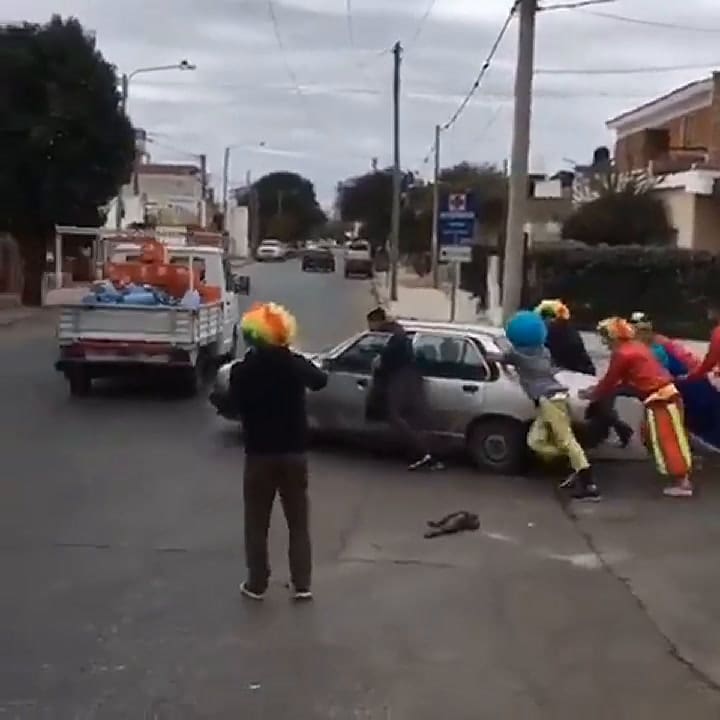 Graban a un grupo de payasos empujando un auto - Fuente: YouTube