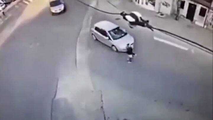 Simuló ser atropeyada, pero quedó grabada por la cámara