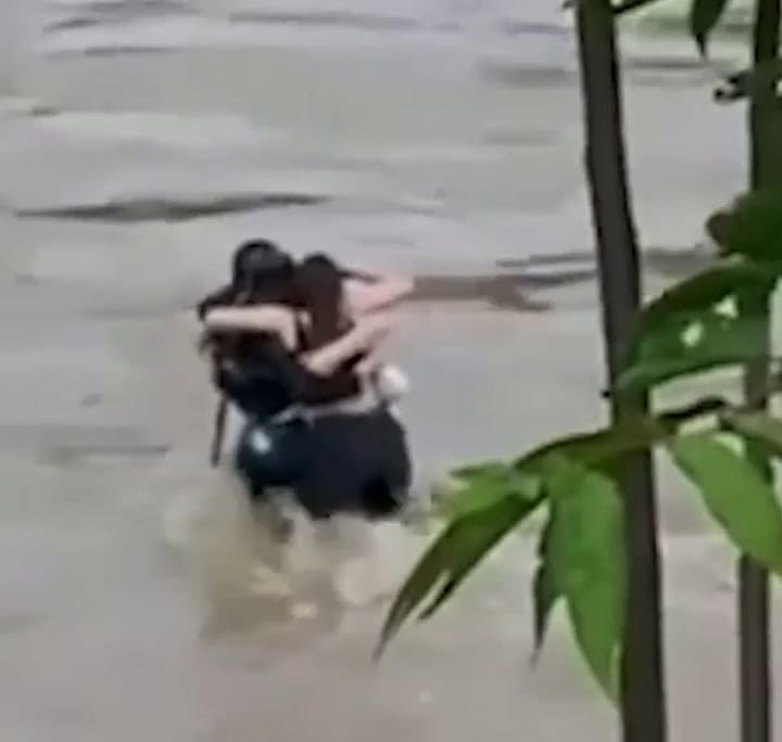 Un video muestra el momento en que tres amigos se abrazan antes de ser arrastrados por inundaciones en Italia