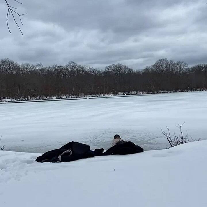 Video: un luchador de UFC se tiró a una laguna pero el agua estaba congelada