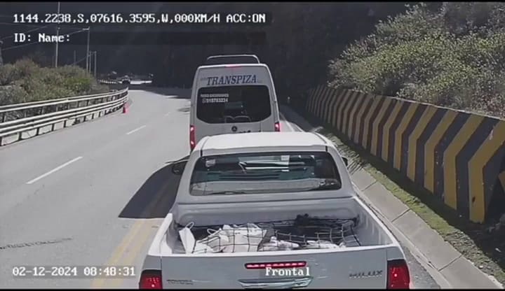 Perú: una roca gigante cayó sobre una camioneta y murieron tres personas