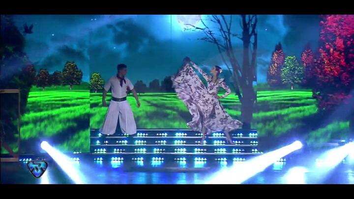 ¡Aro, aro, aro! Chechu Bonelli bailó Folklore con zapada incluída junto a Facu Insúa