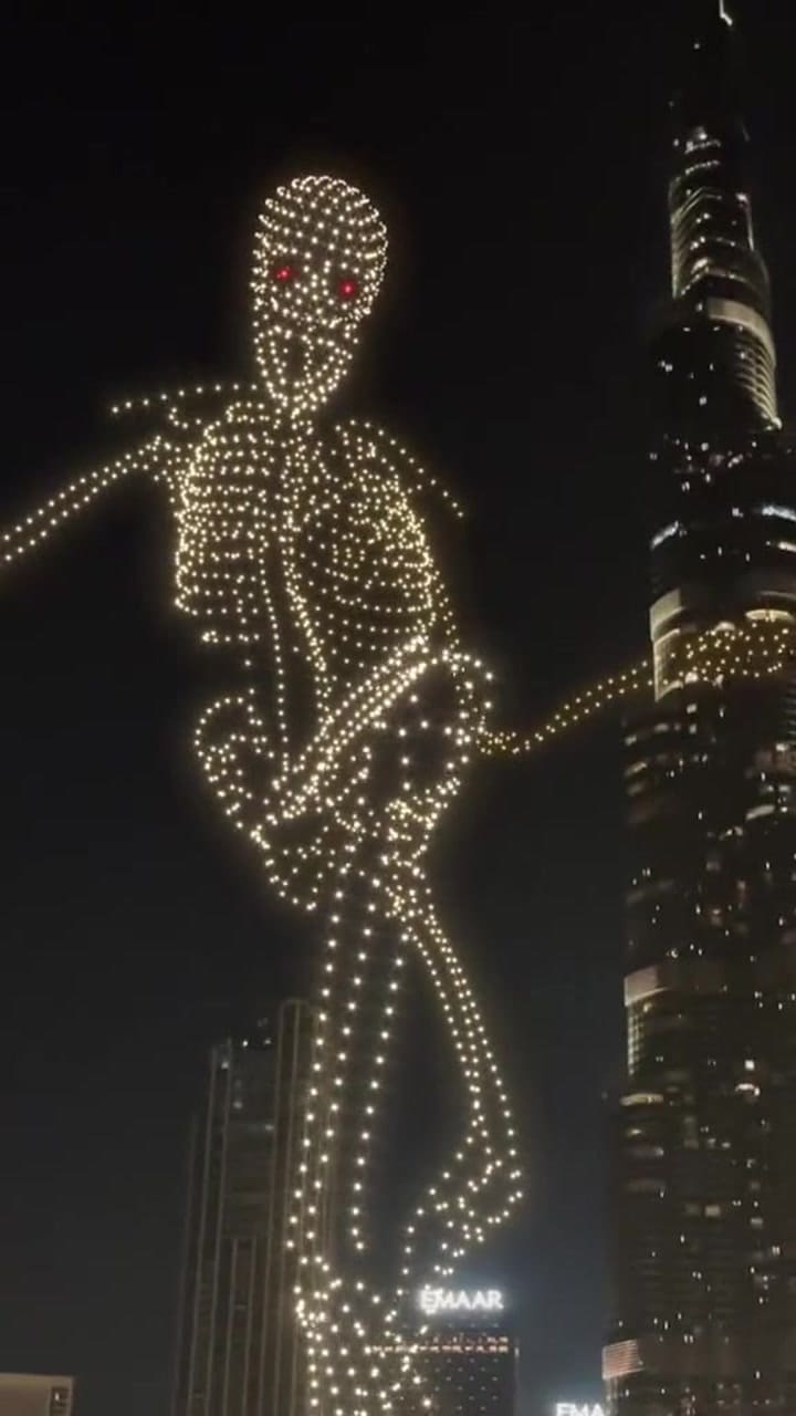 Un aterrador esqueleto caminó por Dubai en la noche de Halloween