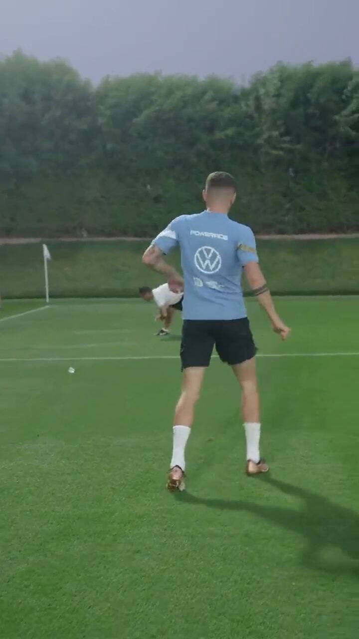 El show de Federico Valverde con una pelota de tenis que hizo recordar a Maradona.