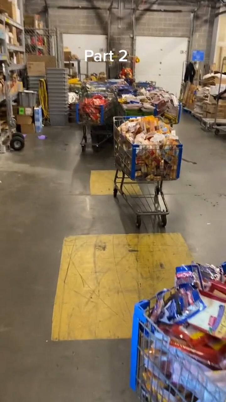 Decenas de carritos de supermercado de Walmart con productos que debían estar refrigerados (Parte 2)