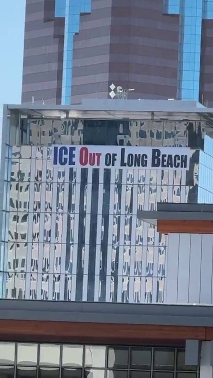 Ayuntamiento de Long Beach coloca pancarta en contra del ICE