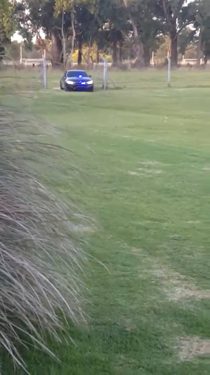 Diego Maradona estrenó auto nuevo con luces y sirena de policía - Fuente: YouTube