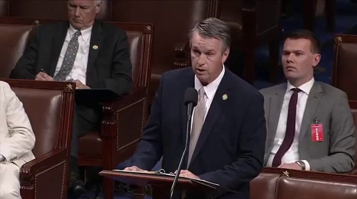 El proyecto de ley que abre la vía para deportar extranjeros con DUI