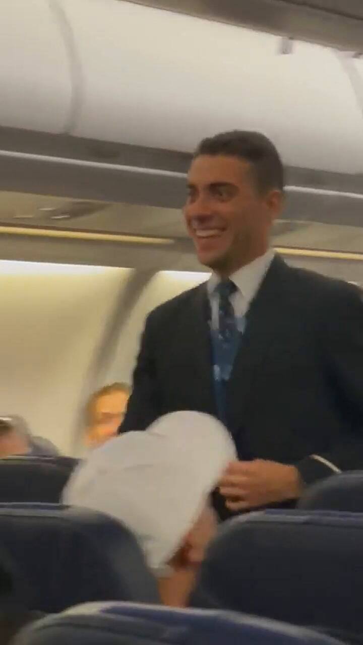 De acuerdo con la viajera, el azafato se llama Diego y es portugués