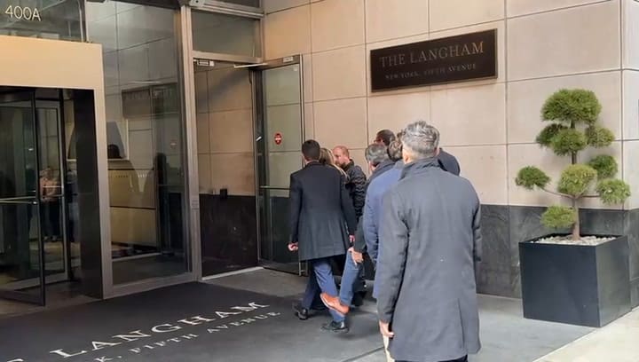 La llegada de Karina Milei al hotel The Langham, sobre la Quinta Avenida, en Nueva York