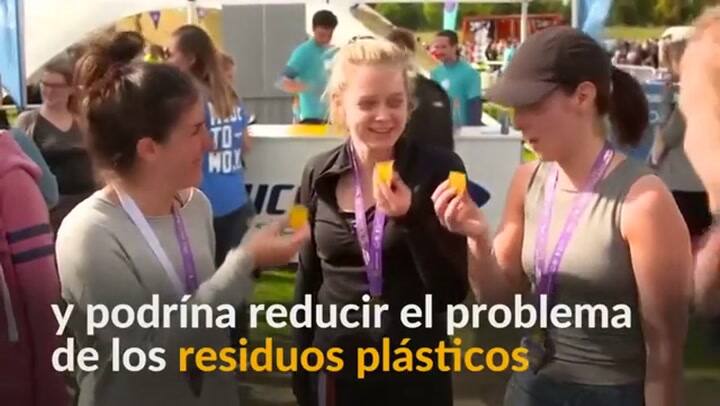 Botellas comestibles pretenden reducir desechos de maratones - Fuente: Reuters