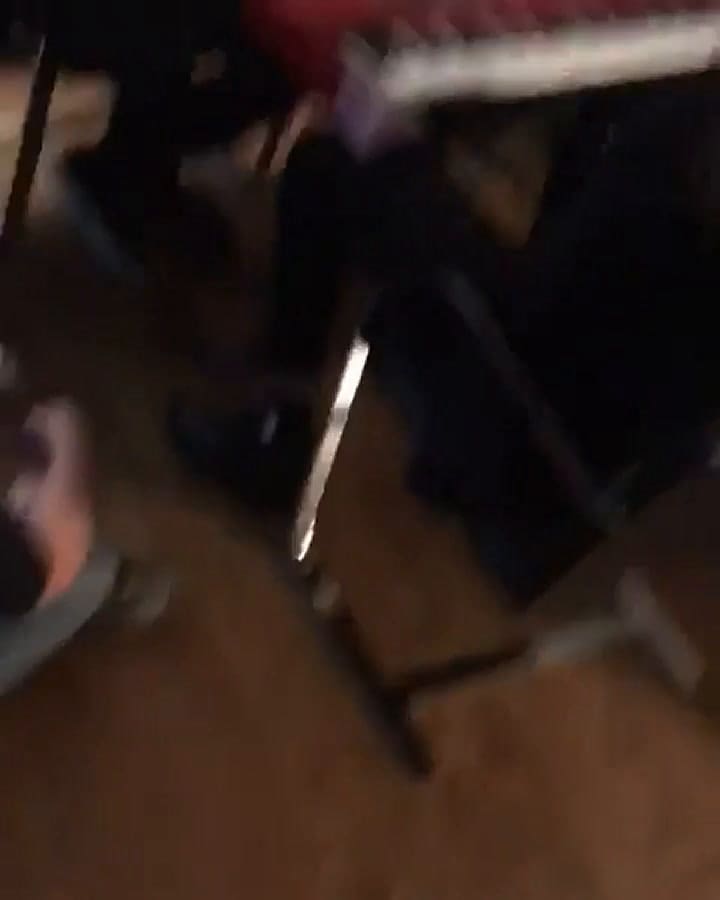 Los presentes deciden que canción van a cantar. Fuente: Instagram