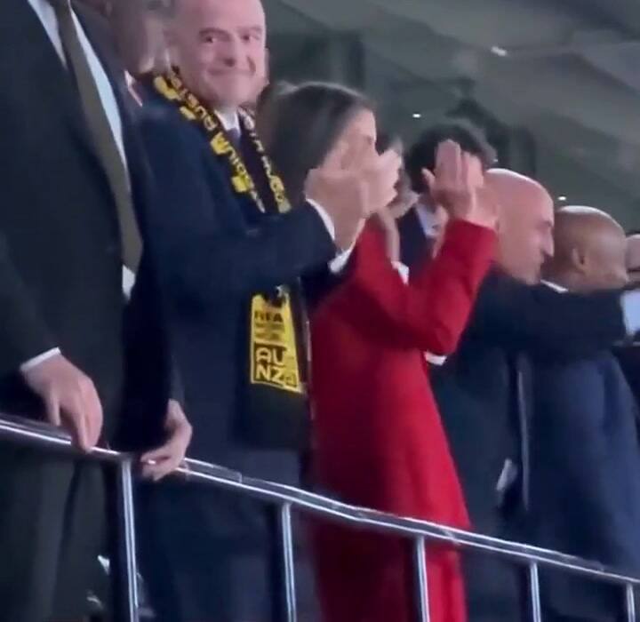 El obsceno gesto de Luis Rubiales junto a la reina Letizia y la infanta Sofía