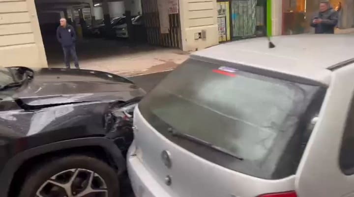 El colectivo que chocó a otros dos vehículos