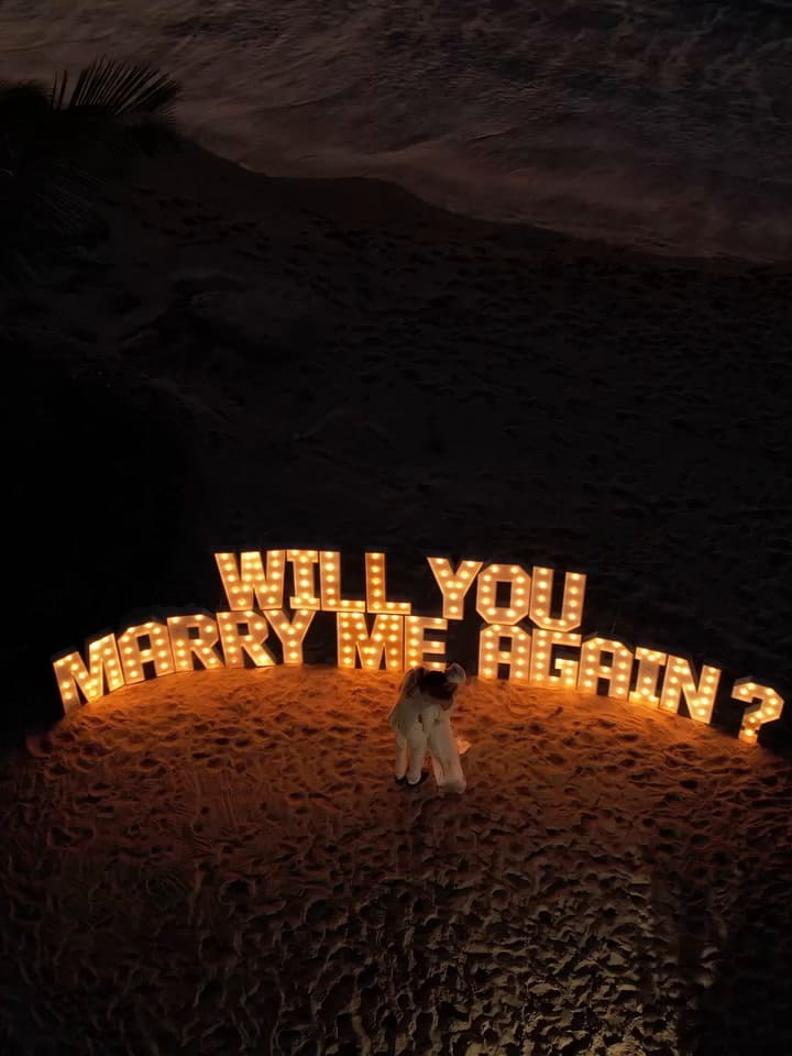 "¿Te casarías de nuevo conmigo?" se podía leer sobre la playa