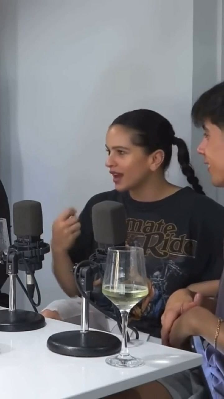 Rosalía reveló la insólita situación que originó el gesto que la distingue y vuelve locos a sus fans