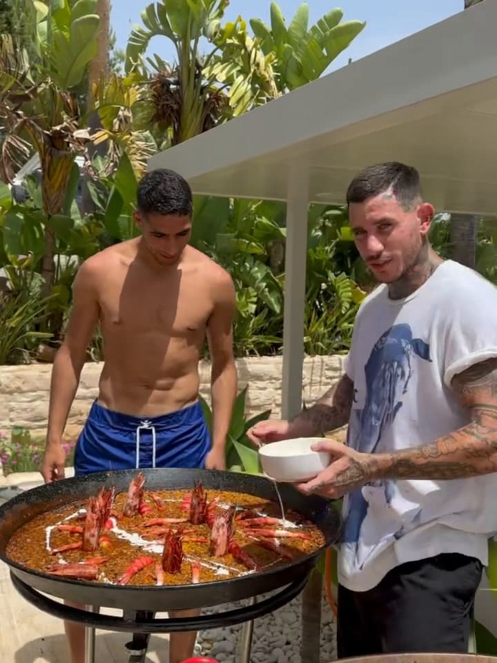 Ramón Guillén junto a Hakimi, jugador del PSG