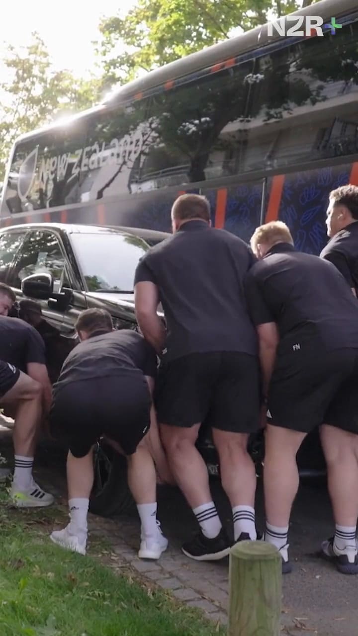 Los All Blacks levantaron un auto
