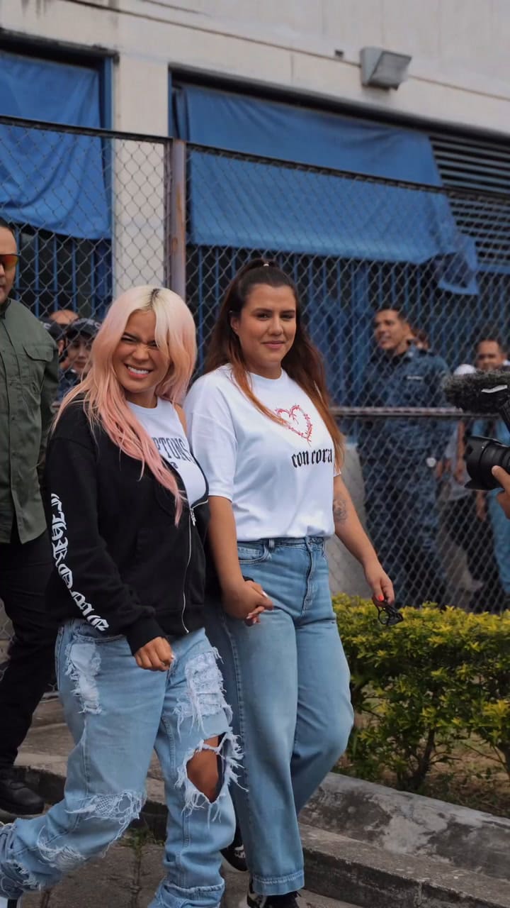 Karol G cantó en cárceles de Colombia