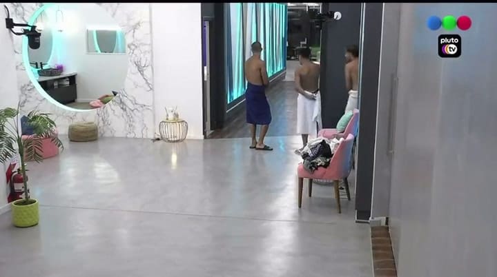 Nacho y Thiago salieron del baño desnudos
