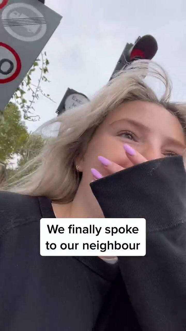 Confrontó a su vecino por lanzarle hojas a su jardín