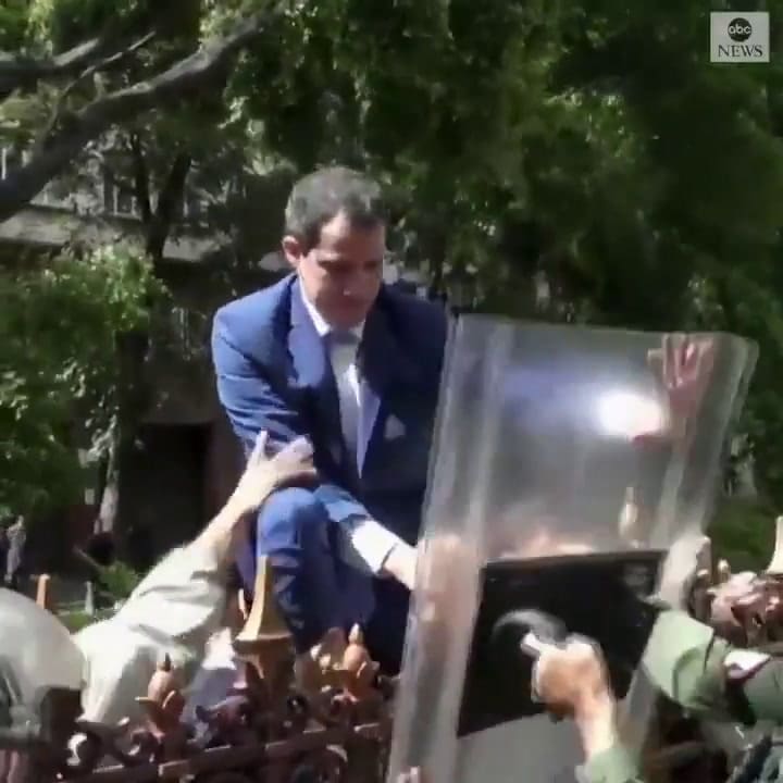 La policía de Maduro impide el ingreso de Guaidó la Asamblea Nacional - Fuente: Twitter