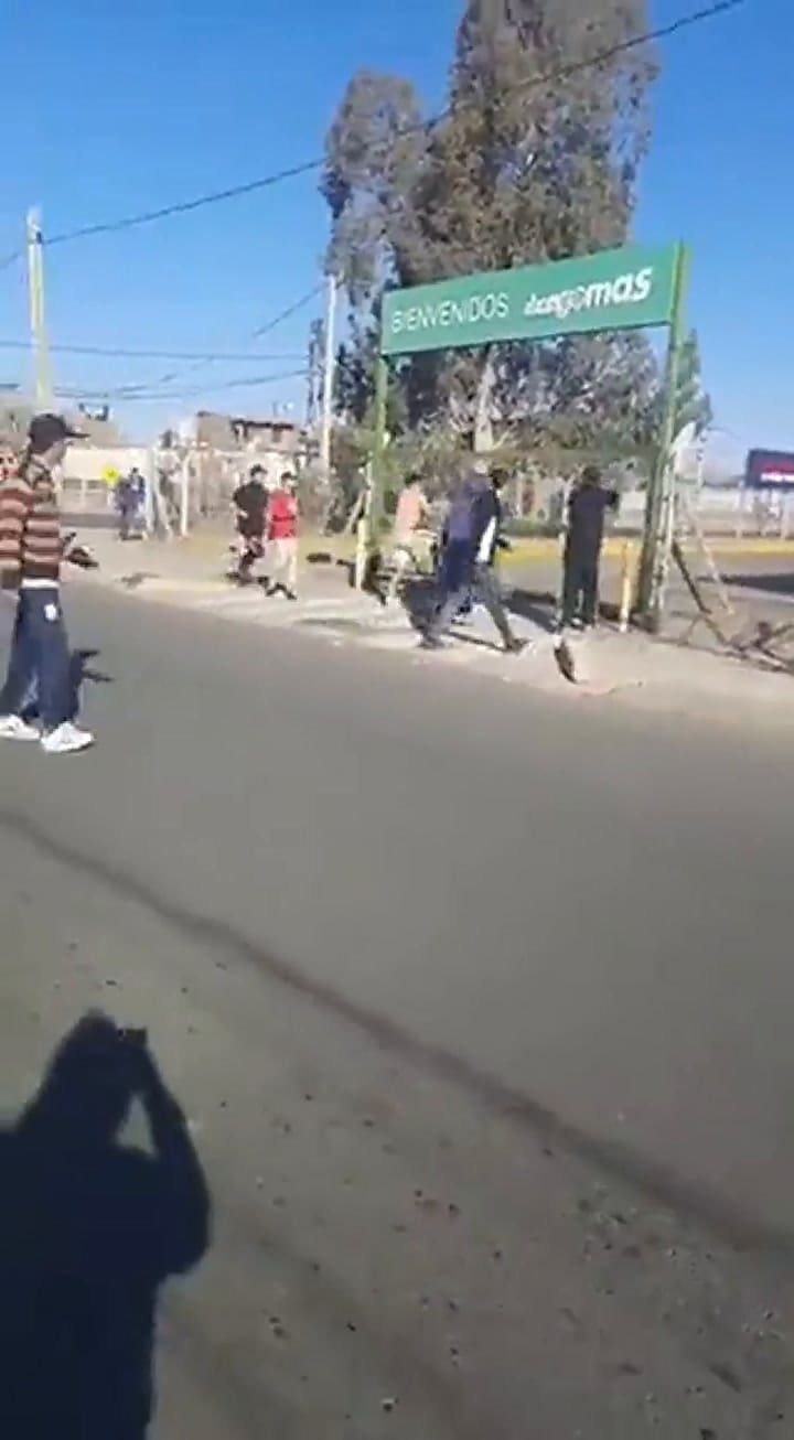 La policía detuvo a diez personas en el intento de saqueo.